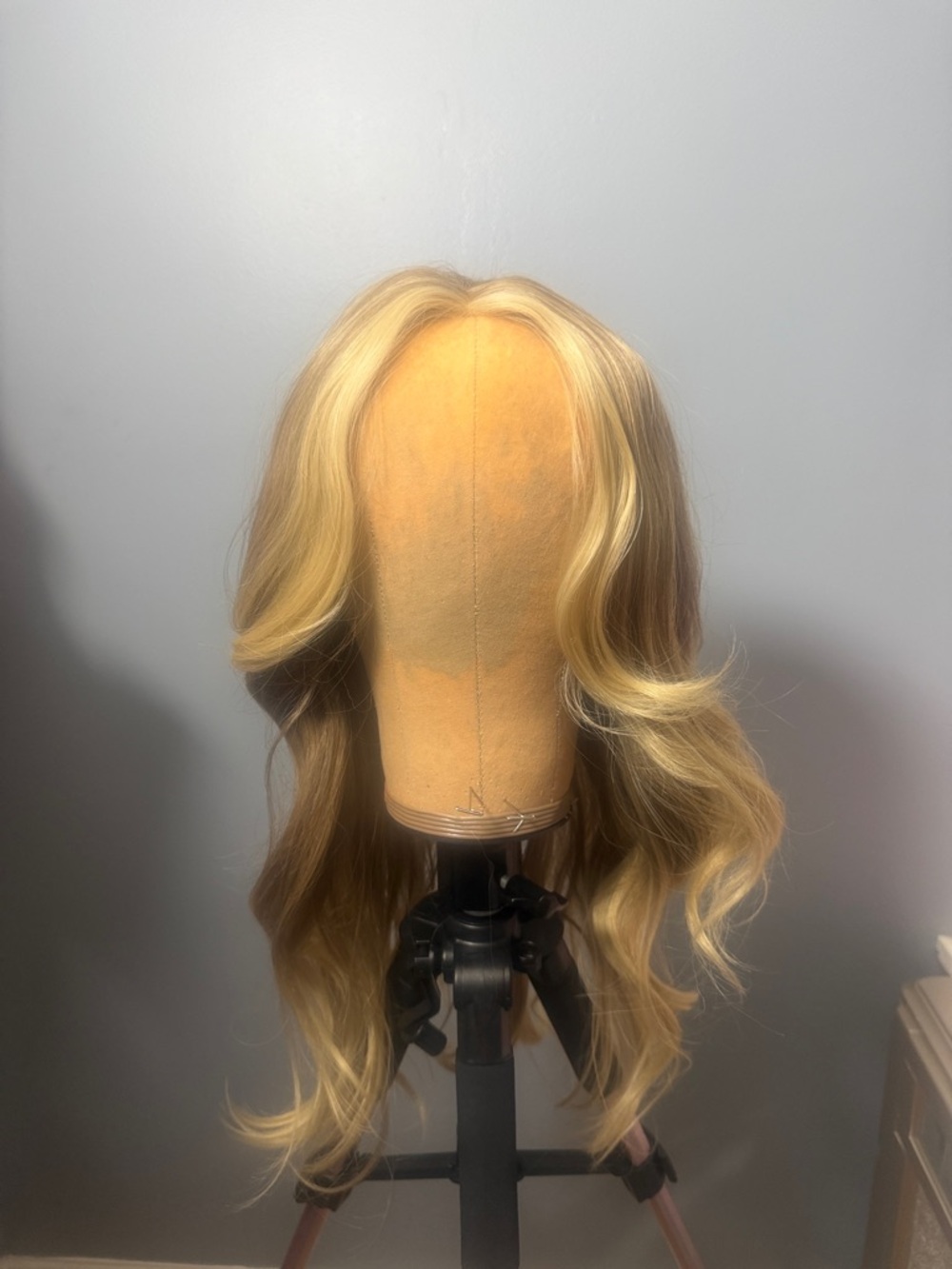 Blonde Layered Wavy synthetic Hair Wig - Natural Blonde